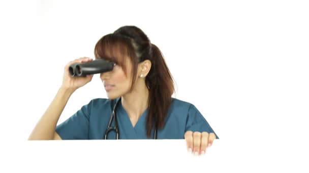 Enfermeira olhando através de binóculos — Vídeo de Stock