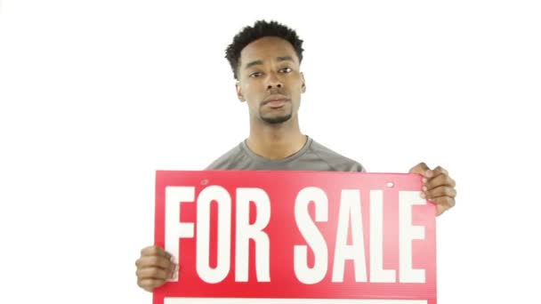 African man with sign "For sale" — Stock Video