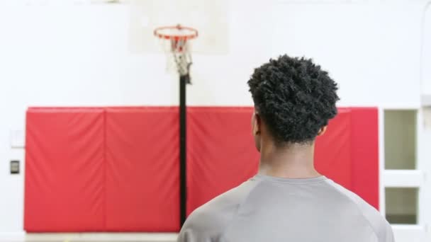 Attraktiva afro-american basket spelaren i en gymnastiksal — Stockvideo