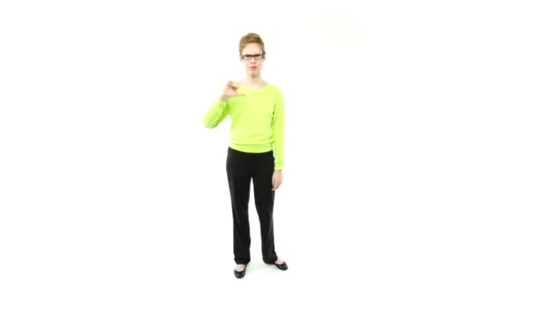 Fille avec des lunettes montre un signe 