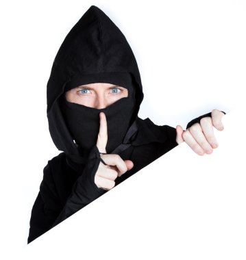 çekici bir beyaz adam stüdyoda poz