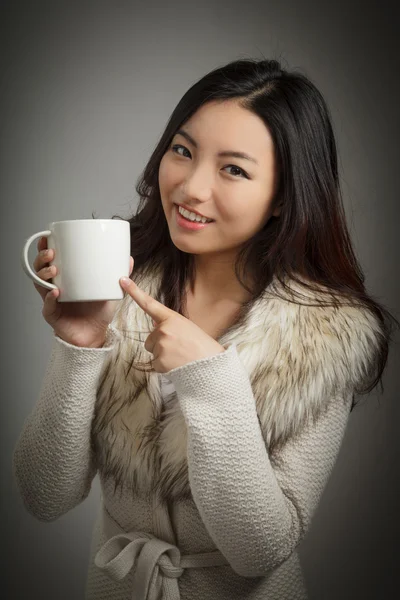 Atraente menina asiática 20 anos de idade tiro no estúdio — Fotografia de Stock