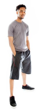 çekici bir Afro-Amerikan adam stüdyoda poz