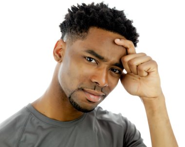 çekici bir Afro-Amerikan adam stüdyoda poz