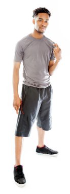 çekici bir Afro-Amerikan adam stüdyoda poz