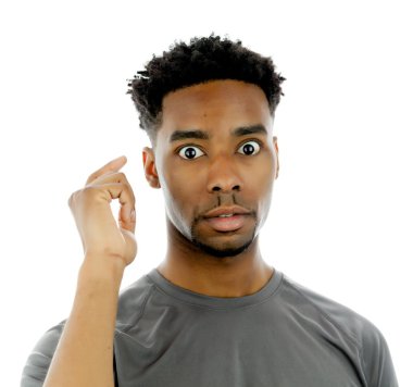 çekici bir Afro-Amerikan adam stüdyoda poz