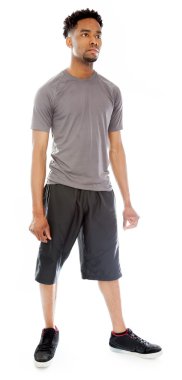 çekici bir Afro-Amerikan adam stüdyoda poz