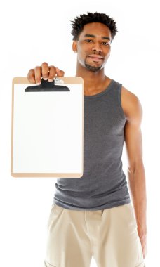 çekici bir Afro-Amerikan adam stüdyoda poz