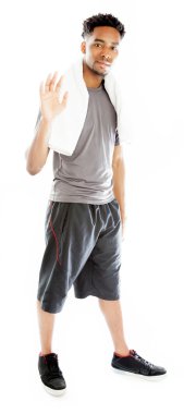 çekici bir Afro-Amerikan adam stüdyoda poz