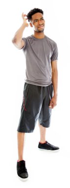 çekici bir Afro-Amerikan adam stüdyoda poz