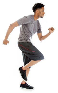 çekici bir Afro-Amerikan adam stüdyoda poz