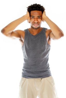 çekici bir Afro-Amerikan adam stüdyoda poz