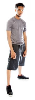 çekici bir Afro-Amerikan adam stüdyoda poz