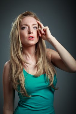 stüdyoda poz çekici beyaz kız