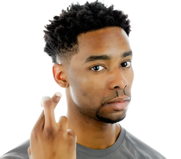 Atractivo hombre afroamericano posando en estudio — Foto de Stock