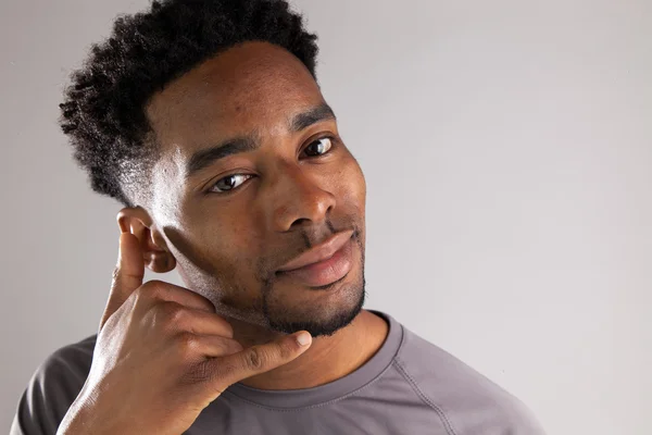 Atrakcyjny mężczyzna afro-amerykański pozowanie Studio — Zdjęcie stockowe