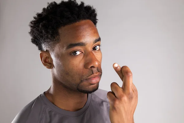 스튜디오 포즈 매력적인 아프리카계 미국 흑인 남자 — 스톡 사진