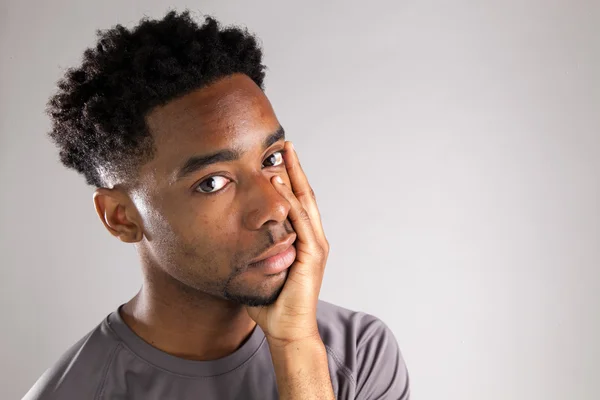 Atraktivní afro-american muž pózuje ve studiu — Stock fotografie