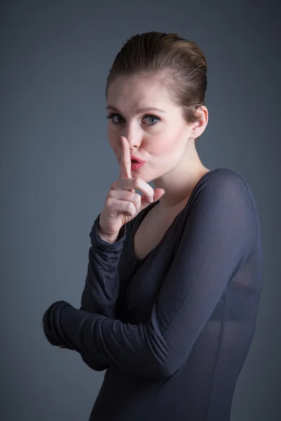 Attraente ragazza caucasica nel suo 30 girato in studio — Foto Stock