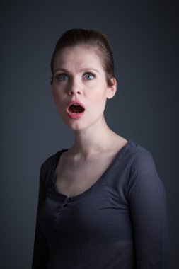 stüdyoda poz çekici beyaz kız