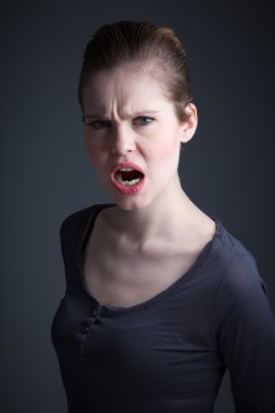 stüdyoda poz çekici beyaz kız