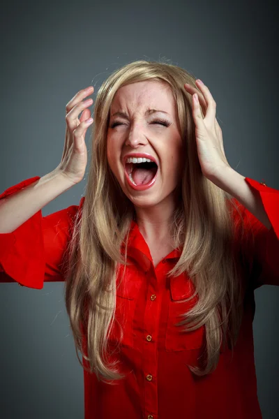 Aantrekkelijke Kaukasische blond meisje — Stockfoto