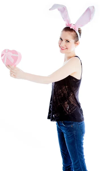 Aantrekkelijke Kaukasische meisje poseren in studio — Stockfoto