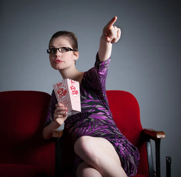 Menina caucasiana atraente posando em estúdio — Fotografia de Stock