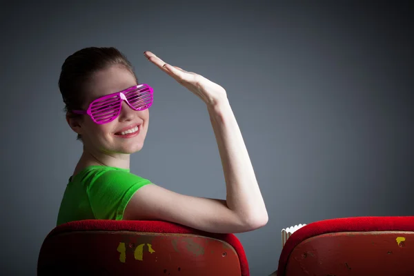 Menina caucasiana atraente posando em estúdio — Fotografia de Stock