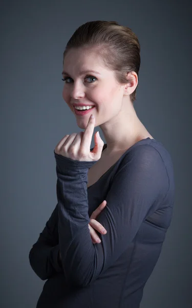 Aantrekkelijke Kaukasische meisje poseren in studio — Stockfoto