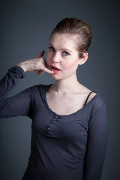 Aantrekkelijke Kaukasische meisje poseren in studio — Stockfoto