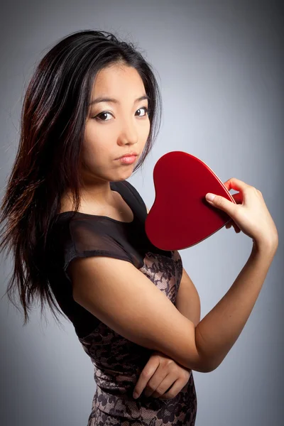 Attrayant asiatique fille posant dans studio — Photo