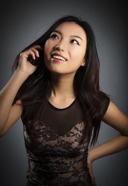 Attraktiv asiatisch mädchen posiert im studio — Stockfoto