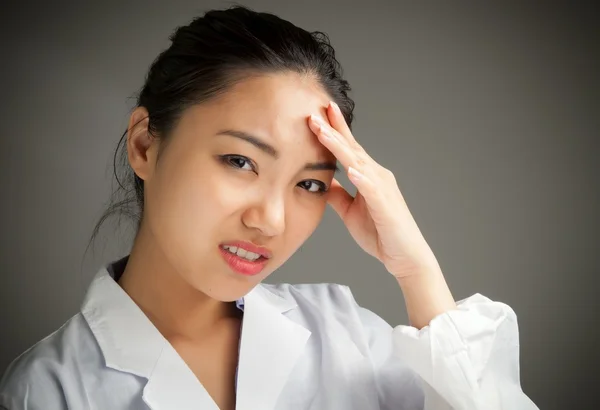 Aantrekkelijke Aziatisch meisje poseren in studio — Stockfoto