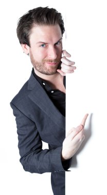 çekici bir beyaz adam stüdyoda poz