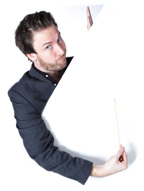 çekici bir beyaz adam stüdyoda poz