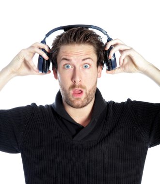 çekici bir beyaz adam stüdyoda poz