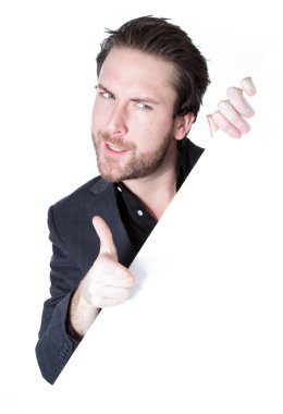 çekici bir beyaz adam stüdyoda poz