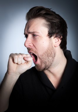 çekici bir beyaz adam stüdyoda poz