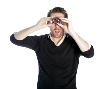 çekici bir beyaz adam stüdyoda poz