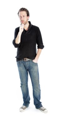 çekici bir beyaz adam stüdyoda poz