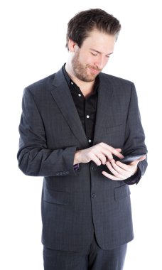 çekici bir beyaz adam stüdyoda poz