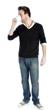 çekici bir beyaz adam stüdyoda poz