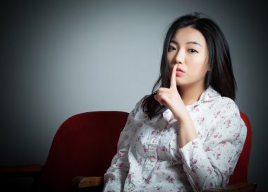 stüdyoda poz çekici Asyalı kız