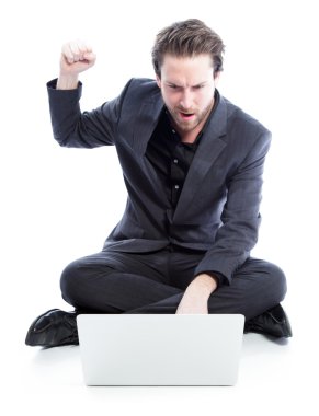 stüdyoda çekici bir beyaz adam vurdu