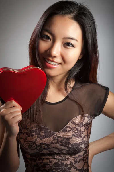 Atractiva chica asiática posando en estudio — Foto de Stock