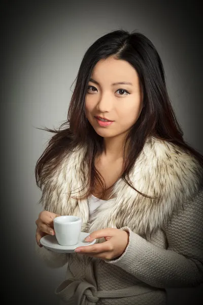 Attrayant asiatique fille posant dans studio — Photo
