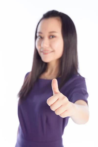 Attraente ragazza asiatica posa su sfondo bianco — Foto Stock