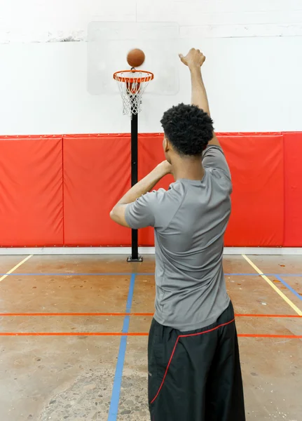 Jogador de basquete afro-americano atraente — Fotografia de Stock