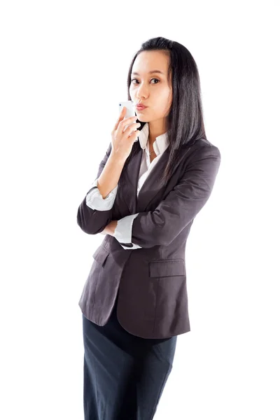 Menina asiática atraente posando no fundo branco — Fotografia de Stock